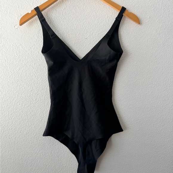 SKIMS BODY UNLINED PLUNGE BODYSUIT BD-THG-9105 Sz Medium Shapewear Black Onyx - Picture 3 of 5
